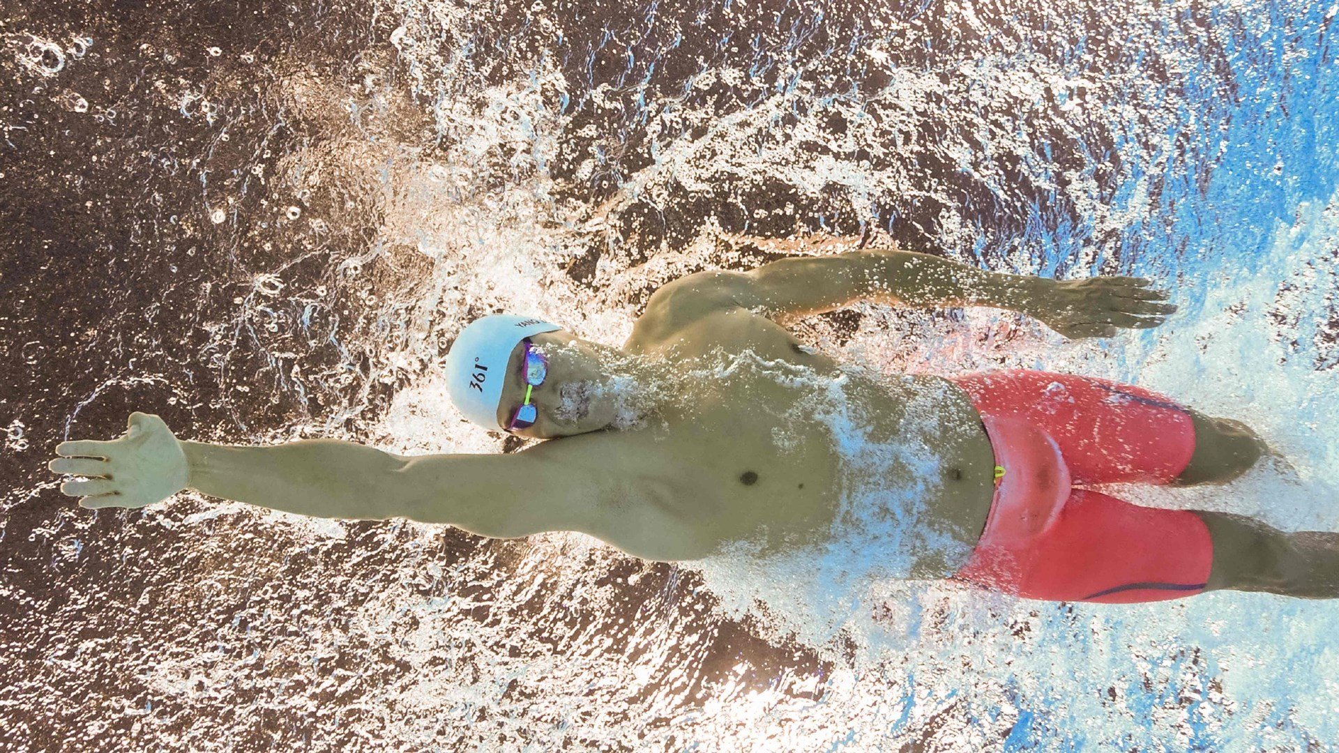 巴萨关键战突围美国,克瓦拉茨赫利亚压制级发挥,一场跨越地理与战术的征服